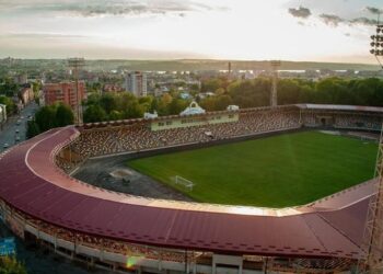 El estadio "Roman Shukhevych" de la ciudad ucraniana de Ternopil ha generado polémica y la FIFA deberá dar una respuesta (Foto: @DonetskWay2012)