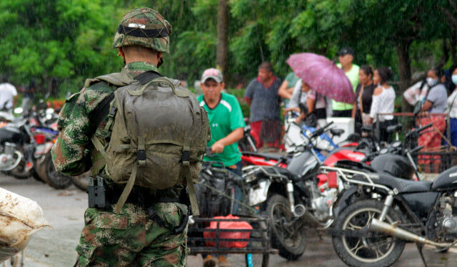Un soldado colombiano fue registrado el pasado viernes al vigilar el cruce de migrantes venezolanos desde La Victoria, en Venezuela, hasta Arauquita, en Colombia, en Arauca (Colombia). EFE/Jebrail Mosquera Contreras