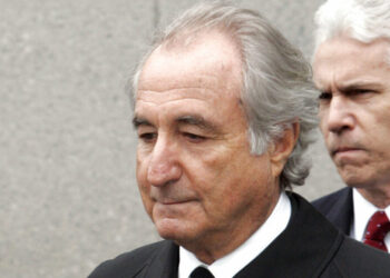 Bernie Madoff tras salir del tribunal en Manhattan el 10 de marzo del 2009.   (Foto AP/David Karp, File)