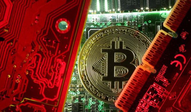Imagen de archivo de una moneda que representa la criptomoneda bitcoin entre unas placas madre de un ordenador en la foto ilustrativa tomada el 26 de octubre de 2017. REUTERS/Dado Ruvic