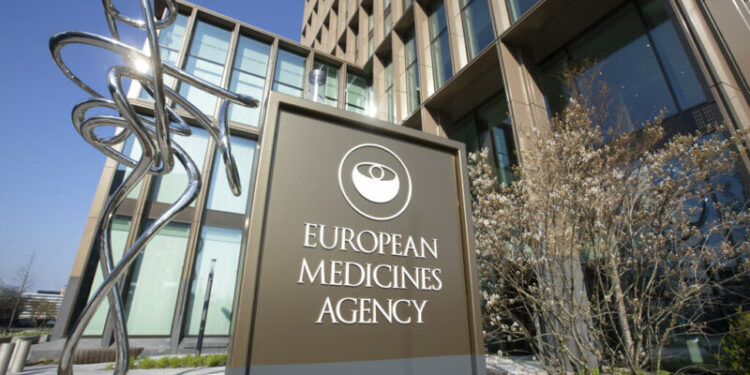 Vista exterior de la Agencia Europea de Medicamentos (EMA, por sus siglas en inglés) en Amsterdam, Holanda, el martes 20 de abril de 2021. (AP Foto/Peter Dejong)