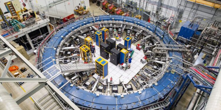 Esta foto de agosto de 2017 facilitada por Fermilab muestra el anillo Muon g-2 en el Laboratorio Nacional Acelerador Fermi en las afueras de Chicago. Opera a -450 grados Fahrenheit (-267 grados Celsius) para detectar la oscilación de los muones mientras viajan a través de un campo magnético. (Reidar Hahn / Fermilab vía AP)