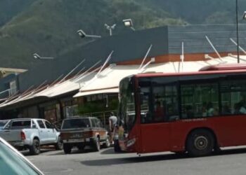 Autobús chino marca yutong, movilizando a los ecuatorianos para que voten.