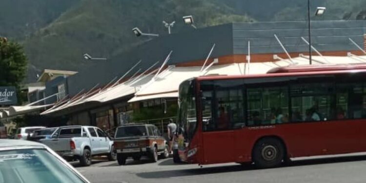 Autobús chino marca yutong, movilizando a los ecuatorianos para que voten.