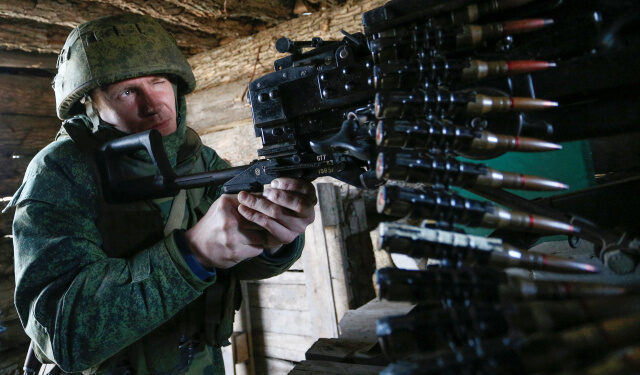 FOTO DE ARCHIVO-Un militante de la autoproclamada República Popular de Donetsk (DNR) apunta con un arma a las posiciones de combate en la línea de separación de las fuerzas armadas ucranianas al sur de la ciudad de Donetsk, controlada por los rebeldes, Ucrania. 2 de abril de 2021. REUTERS/Alexander Ermochenko