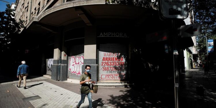 Personas caminan por una calle vacía en el centro de Santiago (Chile). EFE/Alberto Valdés/Archivo