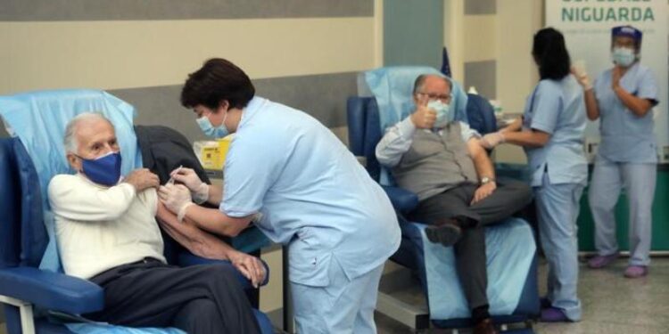 Italia, vacunación coronavirus. Foto Reuters.