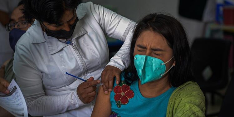 Personal de salud vacuna hoy martes 20 de abril, a maestros contra la covid-19 en el municipio de San Cristóbal de las Casas en el estado de Chiapas. EFE/Carlos López