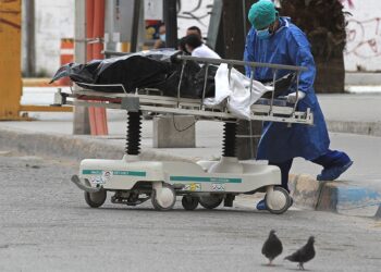 Un enfermero traslada el cuerpo de una víctima de Covid-19, hoy a la morgue del Hospital General de Ciudad Juárez estado de Chihuahua (México). EFE/Luis Torres