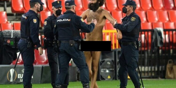 Momento de la detención de Olmo García, que invadió desnudo el campo de Los Cármenes. Foto CRISTINA QUICLER AFP)