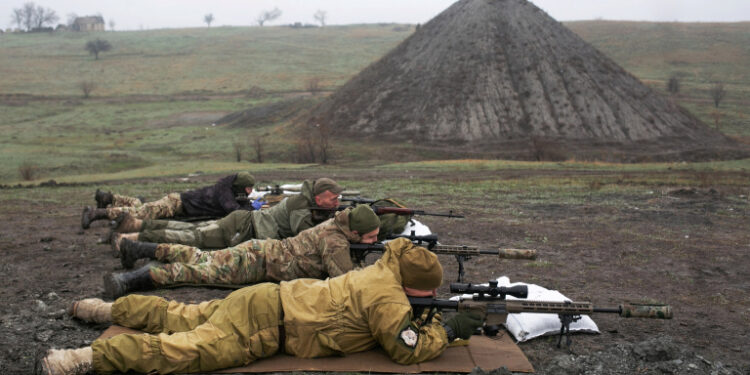 Francotiradores de las fuerzas armadas ucranianas durante un entrenamiento en un campo de tiro cerca de la ciudad de Marinka en la región de Donetsk, Ucrania, 13 de abril de 2021. REUTERS/Anastasia Vlasova