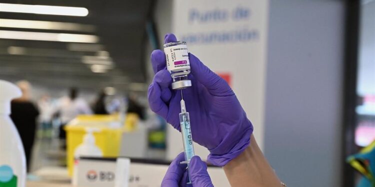 Vista de una dosis de a vacuna contra la covid-19 de la farmacéutica AstraZeneca. EFE/Fernando Villar/Archivo