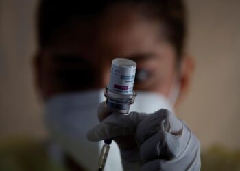 Una enfermera prepara una dosis de la vacuna AstraZeneca contra la covid-19, en un centro exprés de inmunización en Ciudad de Panamá (Panamá). EFE/Bienvenido Velasco