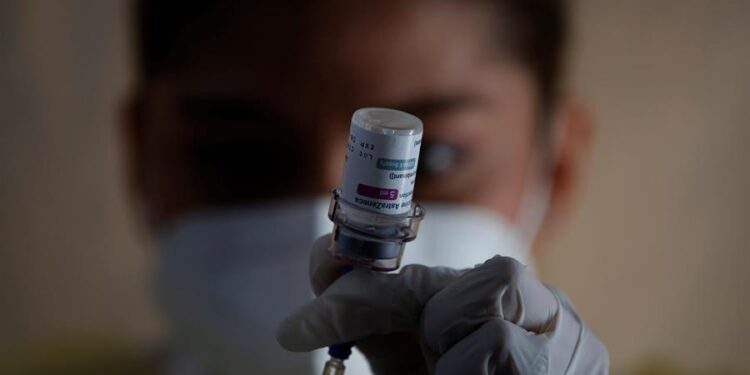 Una enfermera prepara una dosis de la vacuna AstraZeneca contra la covid-19, en un centro exprés de inmunización en Ciudad de Panamá (Panamá). EFE/Bienvenido Velasco