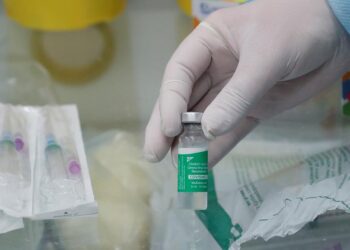 Vista de una dosis de la vacuna Covishield (AstraZeneca). EFE/Sergey Dolzhenko/Archivo