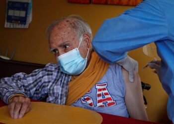 Fotografía tomada el pasado 8 de marzo en la que se registró al señor Arturo Arévalo Figueroa, de 94 años, al ser vacunado contra la covid-19, en su domicilio, en Lima (Perú). EFE/Paolo Aguilar/Archivo