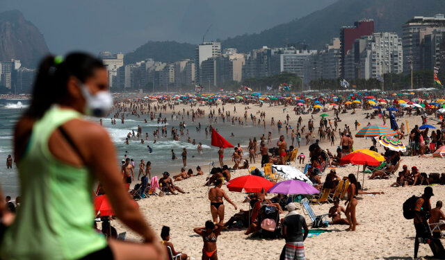 AME3009. RÍO DE JANEIRO (BRASIL), 06/09/2020.-Bañistas toman el sol sin mantener la distacia social hoy, en la playa de Ipanema en Río de Janeiro (Brasil). La pandemia del nuevo coronavirus comenzó a dar tímidas señales de ralentización en Brasil, después de registrar una caída en la media móvil de muertes por primera vez desde el comienzo de la crisis, aunque los especialistas piden cautela. EFE/Fabio Motta