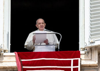 Pope Francis leads the recitation of the Regina Coeli prayer from the window of the apostolic palace overlooking St. Peter's Square in The Vatican on April 18, 2021. - Pope Francis, after various closures due to the Covid-19 pandemic, reappeared at the window of the Apostolic Palace on April 18 to lead the recitation of the Regina Coeli prayer with the faithful gathered in the Square. (Photo by Vincenzo PINTO / AFP)