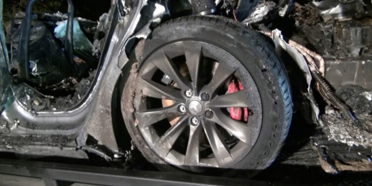 Los restos de un vehículo Tesla después de que se estrellara en The Woodlands, Texas, 17 de abril de 2021. REUTERS/SCOTT J. ENGLE
