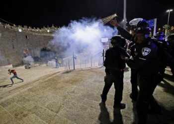 Israeli security forces disperse people from Jerusalem's Damascus Gate on May 10, 2021 amid a flare-up of Israeli-Palestinian violence. (Photo by EMMANUEL DUNAND / AFP)