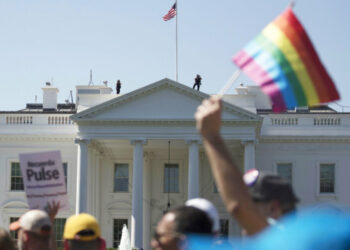 Una marcha del orgullo gay pasa frente a la Casa Blanca, el 11 de junio de 2017 en Washington. (AP Foto/Carolyn Kaster)