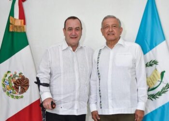 Alejandro Giammattei y Andrés Manuel López Obrador. Foto agencias.