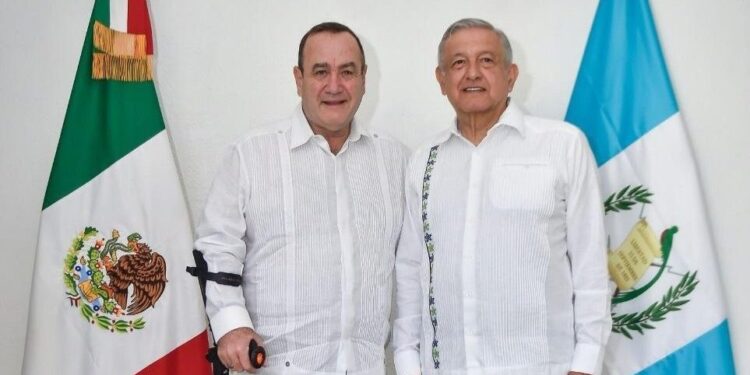 Alejandro Giammattei y Andrés Manuel López Obrador. Foto agencias.