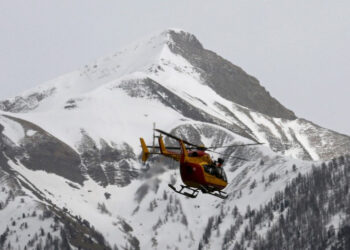 Un helicóptero de rescate en un operativo en el sitio del accidente de un avión Airbus A320 cerca de Seyne-les-Alpes, Francia, mar 24 2015. Un avión Airbus operado por la aerolínea alemana de bajo costo Germanwings, propiedad de Lufthansa, se estrelló el martes en una zona remota de los Alpes franceses y se teme la muerte de las 150 personas a bordo.    REUTERS/Jean-Paul Pelissier