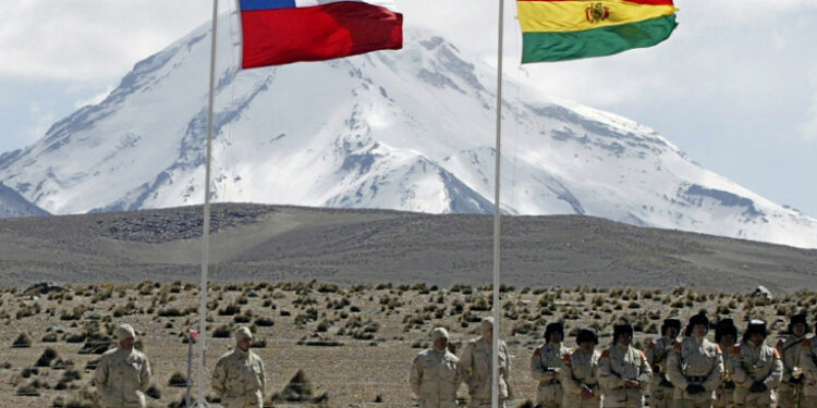 Foto de archivo ilustrativa de soldados del Ejercito de Chile cerca de la frontera con Bolivia, junto a las banderas de ambos países, durante una ceremonia al inicio de la remoción de minas terrestres en la zona, en Pampa Minatawa, a unos 300 km de La Paz
Jul 21, 2005.