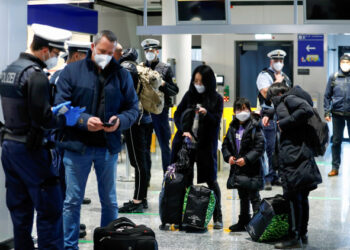 Imagen de archivo de agentes de la policía federal revisando a pasajeros que llegan desde Reino Unido al Aeropuerto de Fráncfort, en medio de la pandemia de COVID-19, en Fráncfort, Alemania. 30 de enero, 2021. REUTERS/Ralph Orlowski/Archivo