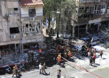 Israel bombardea otra torre en Gaza, sede de la agencia AP y de Al Jazeera. Foto EFE.