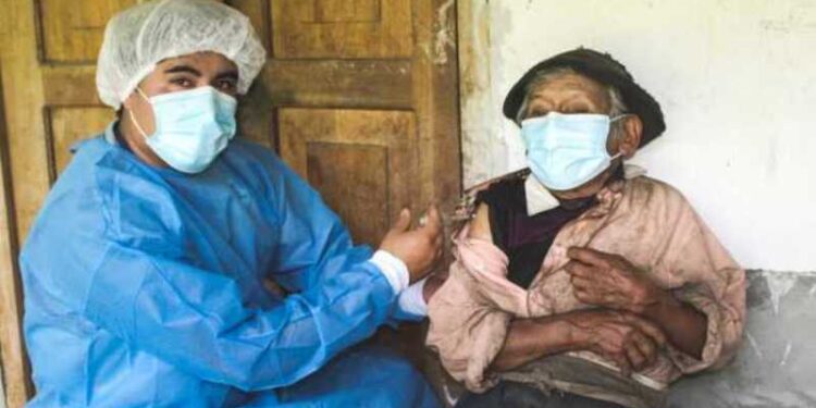 Marcelino Abad, un peruano de 121 años, vacunado covid-19. Foto Gobierno de Perú.