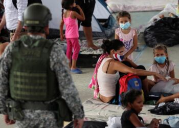Un soldado colombiano patrulla un coliseo donde se instaló un campamento temporal para albergar a los refugiados venezolanos que huyeron de su país debido a operaciones militares, en Arauquita, Colombia, el 28 de marzo de 2021. REUTERS / Luisa González