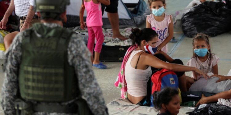 Un soldado colombiano patrulla un coliseo donde se instaló un campamento temporal para albergar a los refugiados venezolanos que huyeron de su país debido a operaciones militares, en Arauquita, Colombia, el 28 de marzo de 2021. REUTERS / Luisa González
