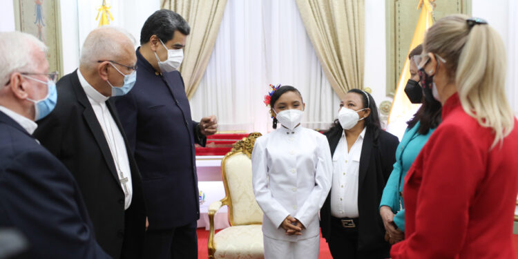 Nicolás Maduro, Yatzuri Solórzano Ortega y el Nuncio Algo Giordano. Foto @PresidencialVEn