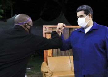 Nicolás Maduro y el diputado del Congreso Nacional Africano de Sudáfrica, Zolani Mkiva. Foto @PresidencialVen