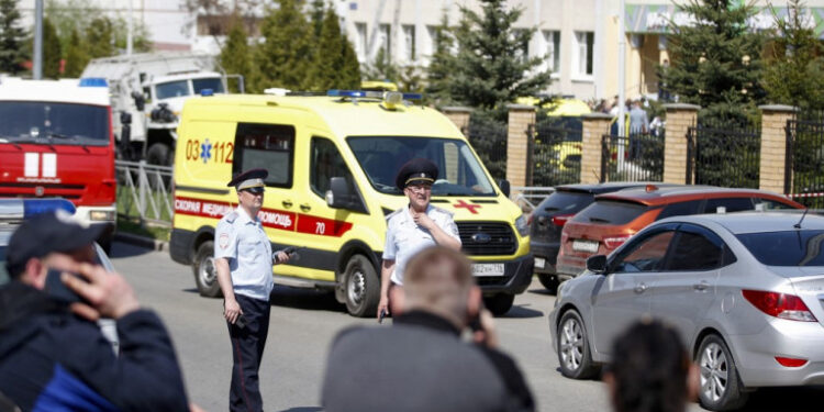 Law enforcement officers and ambulances are seen at the scene of a shooting at School No. 175 in Kazan, the capital of Russia's republic of Tatarstan, on May 11, 2021. (Photo by Roman Kruchinin / AFP)