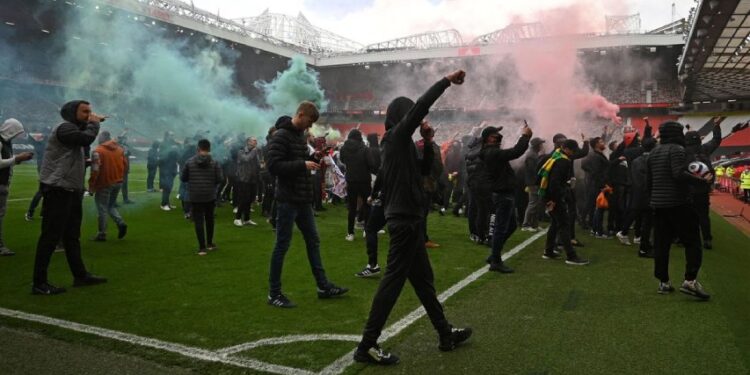 Unos 200 aficionados del United invadieron Old Trafford como forma de protesta por la gestión de los Glazer, los dueños del Manchester United. Foto agencias.