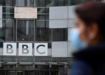 Imagen del logo de la BBC en la entrada de sus oficinas y estudios de grabación en Londres, Reino Unido. 21 de mayo, 2021. REUTERS/Toby Melville