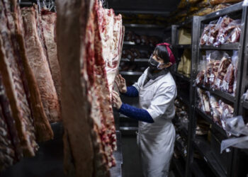 A butcher works at the butcher's shop of the Don Julio restaurant in Palermo neighbourhood, Buenos Aires, on 20 May 2021. - Argentina, recognized worldwide as a producer of excellent meat, is the world's fourth largest exporter of this product whose international price is on the rise. But although the country benefits from foreign exchange earnings (3,368 million dollars in 2020), the cost in the domestic market has shot up 65% in the midst of an accelerated inflationary process. The government of center-left President Alberto Fernandez, suspended beef exports for 30 days, and cattle producers, who reacted with a nine-day marketing stoppage. (Photo by RONALDO SCHEMIDT / AFP)