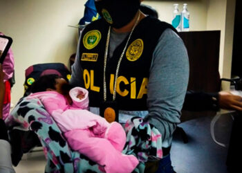GRAF1272. LIMA (PERÚ) 19/05/2021.- Un agente de policía sostiene en brazos a un bebé de dos meses después de que sus padres fueran detenidos por vender en internet imágenes de abusos sexuales del niño. Una operación internacional coordinada por Interpol ha permitido que las fuerzas del orden peruanas detuvieran a la pareja y que el bebé pudiera ser rescatado. El meno ha quedado bajo protección de las autoridades, informó este miércoles la organización policial en un comunicado. EFE/ Interpol / - SOLO USO EDITORIAL / SOLO DISPONIBLE PARA ILUSTRAR LA NOTICIA QUE ACOMPAÑA (CRÉDITO OBLIGATORIO) -