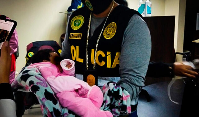 GRAF1272. LIMA (PERÚ) 19/05/2021.- Un agente de policía sostiene en brazos a un bebé de dos meses después de que sus padres fueran detenidos por vender en internet imágenes de abusos sexuales del niño. Una operación internacional coordinada por Interpol ha permitido que las fuerzas del orden peruanas detuvieran a la pareja y que el bebé pudiera ser rescatado. El meno ha quedado bajo protección de las autoridades, informó este miércoles la organización policial en un comunicado. EFE/ Interpol / - SOLO USO EDITORIAL / SOLO DISPONIBLE PARA ILUSTRAR LA NOTICIA QUE ACOMPAÑA (CRÉDITO OBLIGATORIO) -
