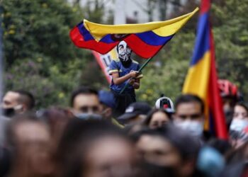 28 May 2021, Colombia, Bogota: A masked child waves a Colombian flag during a protest against the government of President Ivan Duque Marquez. Photo: Sergio Acero/colprensa/dpa
28/5/2021 ONLY FOR USE IN SPAIN