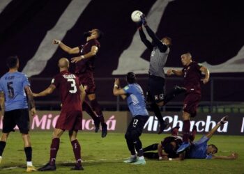 Venezuela's goalkeeper Joel Graterol (C) jumps to grab a ball during the South American qualification football match for the FIFA World Cup Qatar 2022 against Uruguay at the UCV Olympic Stadium in Caracas on June 8, 2021. (Photo by MANAURE QUINTERO / POOL / AFP)