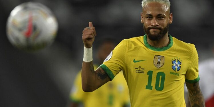 Brazil's Neymar gives the thumb up during the Conmebol Copa America 2021 football tournament group phase match between Peru and Brazil at the Nilton Santos Stadium in Rio de Janeiro, Brazil, on June 17, 2021. (Photo by MAURO PIMENTEL / AFP)