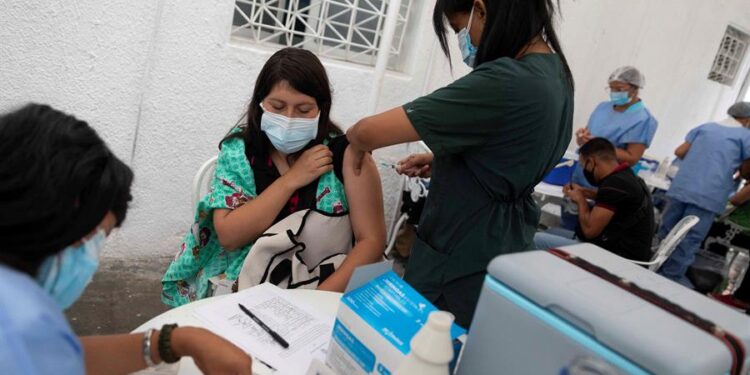 AME2413. CARACAS (VENEZUELA), 01/06/2021.- Una enfermera aplica una dosis de la vacuna china Vero Cell contra la covid-19, el 28 de mayo de 2021, en el Concejo Municipal de Baruta, en Caracas. Venezuela continúa este martes en una particular contrarreloj para cumplir con la meta de vacunar al 70 % de la población, un proceso que, aparentemente, tomó relativa fuerza el fin de semana bajo un sistema segregado de "privilegios" a través del carnet de la patria impulsado por el chavismo. EFE/Rayner Peña R.