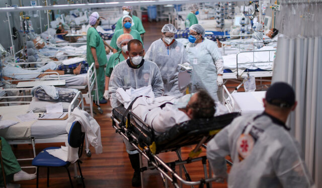 FOTO DE ARCHIVO: Un paciente que padece la enfermedad de coronavirus (COVID-19) es transportado a un hospital de campaña instalado en el gimnasio deportivo Dell'Antonia en Santo Andre, en las afueras de Sao Paulo, Brasil, el 7 de abril de 2021. REUTERS/Amanda Perobelli