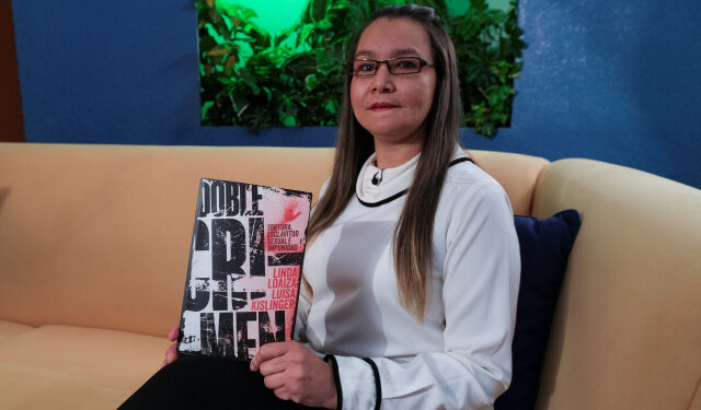 Foto de archivo de Linda Lopez sostendiendo su libro "Doble Crimen" en una entrevista con Reuters en Caracas. 
Mar 24, 2021. 
REUTERS/Efrain Otero
PROHIBIDA SU REVENTA O SU USO COMO ARCHIVO