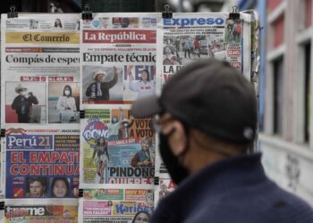 Una persona revisa las portadas de los periódicos hoy, en Lima (Perú). Para la gran mayoría de peruanos ha sido muy complicado dormir en la noche del domingo ante la incertidumbre y ansiedad que produce no saber aún el desenlace de las elecciones presidenciales más polarizadas y divididas de su reciente historia democrática. EFE/ Paolo Aguilar