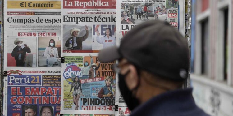 Una persona revisa las portadas de los periódicos hoy, en Lima (Perú). Para la gran mayoría de peruanos ha sido muy complicado dormir en la noche del domingo ante la incertidumbre y ansiedad que produce no saber aún el desenlace de las elecciones presidenciales más polarizadas y divididas de su reciente historia democrática. EFE/ Paolo Aguilar